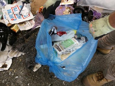 Local cafes key to plastic-free beaches