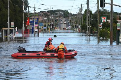 Floods force thousands from their homes in southeastern Australia
