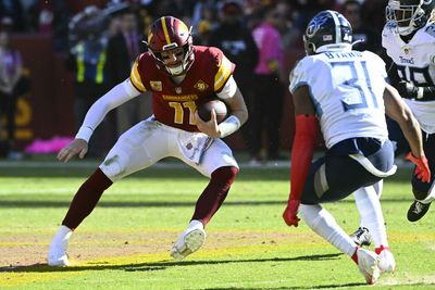 WATCH: Commanders QB Carson Wentz levels Bears LB Roquan Smith with a block