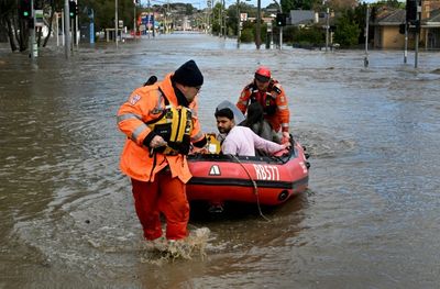 Floods swallow cars, swamp houses in 'major' Australian emergency