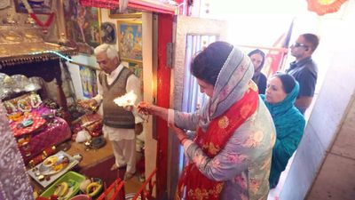 Congress' Priyanka Gandhi pays obeisance at Shoolini temple, to address rally in Solan