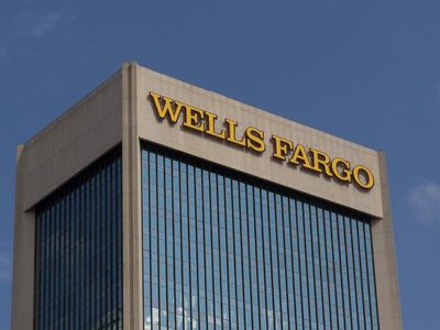 Elizabeth Warren Demands Answers From Wells Fargo On 'Alarming Pattern' Of Zelle Fraud
