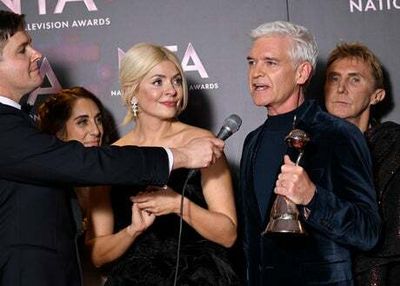 Phillip Schofield and Holly Willoughby booed at NTAs