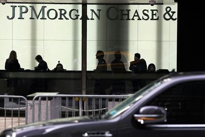 JPMorgan Chase reports lower profits, warns of economic 'headwinds'