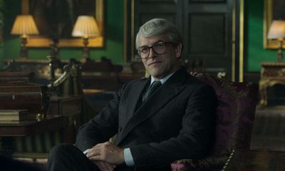 Jonny Lee Miller becomes John Major in pictures released from The Crown