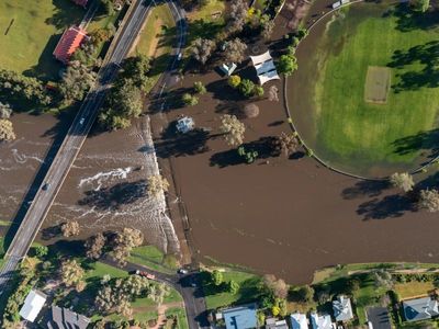 Floods hit NSW towns despite rain reprieve
