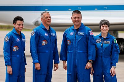 SpaceX capsule splashes down, returning 4 astronauts from Space Station