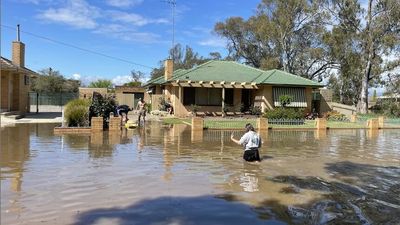 'Too late to leave' for residents of Shepparton, Orrvale as rivers set to peak Monday
