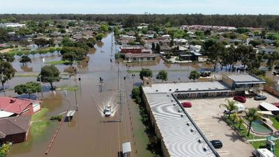 Victorian floods displace thousands, residents in Echuca brace for second river peak