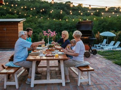 Fight stress by sharing a meal with loved ones, study suggests