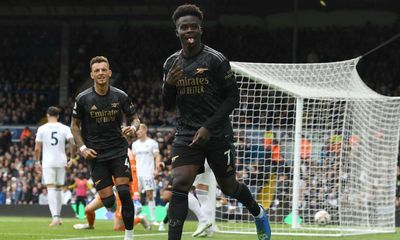 Saka helps Arsenal past Leeds and four points clear as Bamford misses penalty