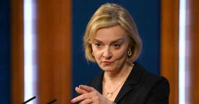 'It's time for dead weight Liz Truss to leave - the government cannot operate with her'