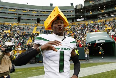 Packers player knocks cheesehead off celebrating Sauce Gardner of Jets