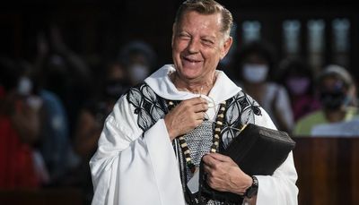 St. Sabina Church stands by Rev. Pfleger amid new sex abuse allegation: ‘Father Mike, this is your army’