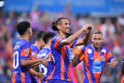 Hamilton brace helps Port edge Lampang