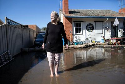 Victoria floods: nervous night in Shepparton but Goulburn River peaks lower than expected
