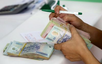 Vietnam central bank widens dong trading band, currency hits record low