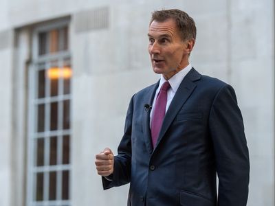 Pound gains as new chancellor Jeremy Hunt set to announce financial plan