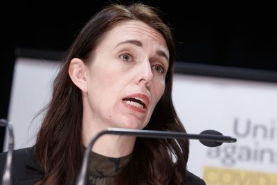 Lockdowns scrapped, but seven-day isolation to stay as Ardern seeks balanced response