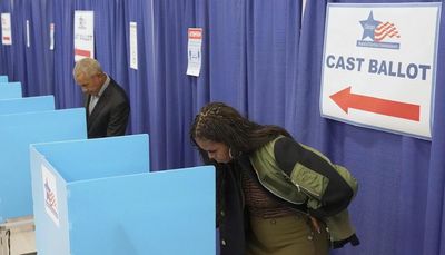 Barack, Michelle Obama vote early in Chicago