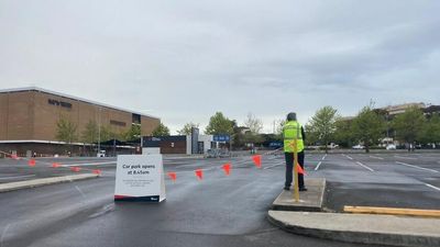 Westfield blocks off car park at Tea Tree Plaza in stoush with South Australian government over paid parking