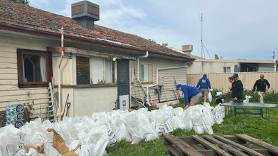 Community bands together amid Victorian floods to save woman's Echuca home after sandbags stolen overnight