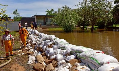 As floods threaten Echuca, a fellow Victorian warned: ‘Sandbag to worst-case scenario, then go higher’