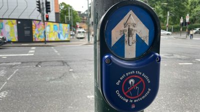 COVID covers to be removed from Sydney pedestrian buttons, but CBD traffic lights remain automated