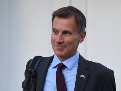 Jeremy Hunt meets 1922 Committee chair as Tory MPs plot to oust Truss
