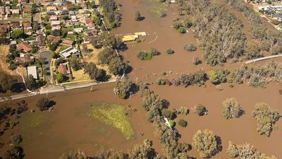 Victorian flooding to hit Echuca and Kerang as weather bureau eases rainfall forecast