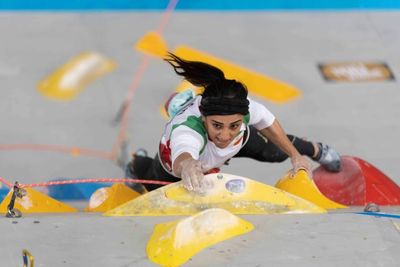 Crowd welcomes home Iranian climber who competed without hijab