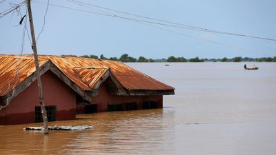 Nigeria floods death toll tops 600, as governors plead for more aid for displaced