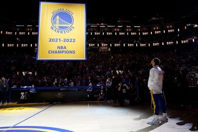 Stephen Curry honors Brittney Griner during Warriors ring ceremony