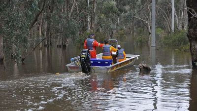 Flood updates: Queensland, NSW, Victorian towns brace for coming flood peaks with heavy rain expected into weekend — as it happened
