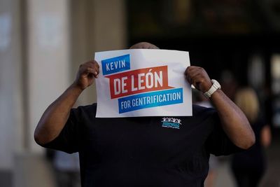 LA Councilman de Leon says he will not resign amid uproar