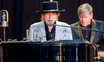 Bob Dylan review – serene show goes straight to the heart