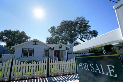 Average long-term US mortgage rates rise this week to 6.94%