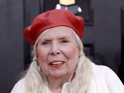 Joni Mitchell heading back onstage after Newport surprise