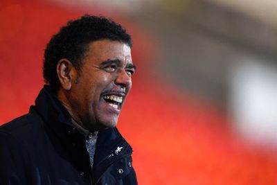 Chris Kamara puts topical twist on old favourite – Thursday’s sporting social