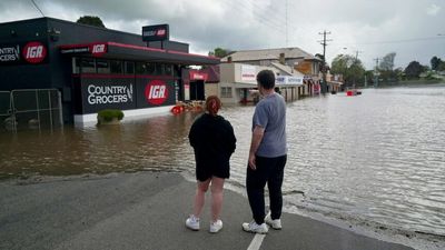 Victoria floods: Skipton unites for Super Saturday flood clean-up, calls for tourist to return