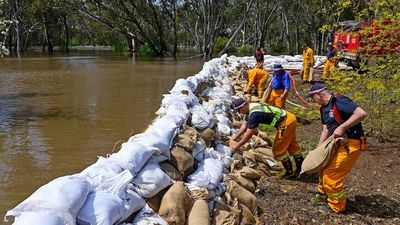 Emergency authorities say the Murray River will peak sooner than predicted as storms move in across Victoria