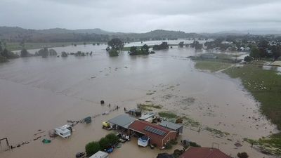 Flooding continues as more rain falls in NSW, Murray River peak yet to come