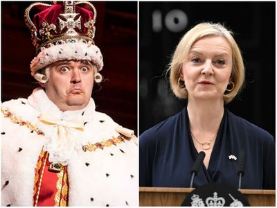 ‘Are they going to keep on replacing whoever’s in charge?’ Hamilton audience have a ‘blast’ amid Liz Truss resignation