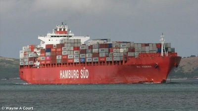 Crews work to rescue container ship Rio Madeira stranded off NSW south coast town of Narooma