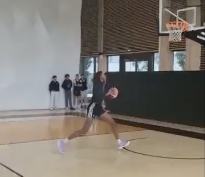 16-year-old French girls basketball player Dominique Malonga goes viral dunking