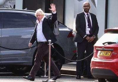 Boris Johnson returns to UK in bid for rapid political comeback