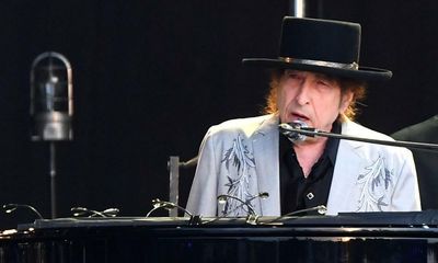 Bob Dylan review – troubadour turns piano man for a sublime bluesy night