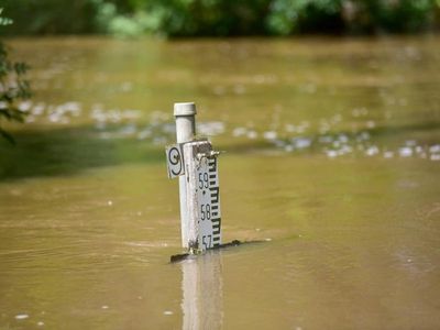 Levees tested as Vic flood peaks arrive