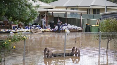 Victorian floodwater peaks at isolated Kerang while Murray River continues rise at Echuca
