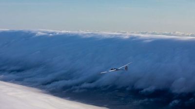 Glider farewells Australia's famed Morning Glory with one final surf of the rolling clouds